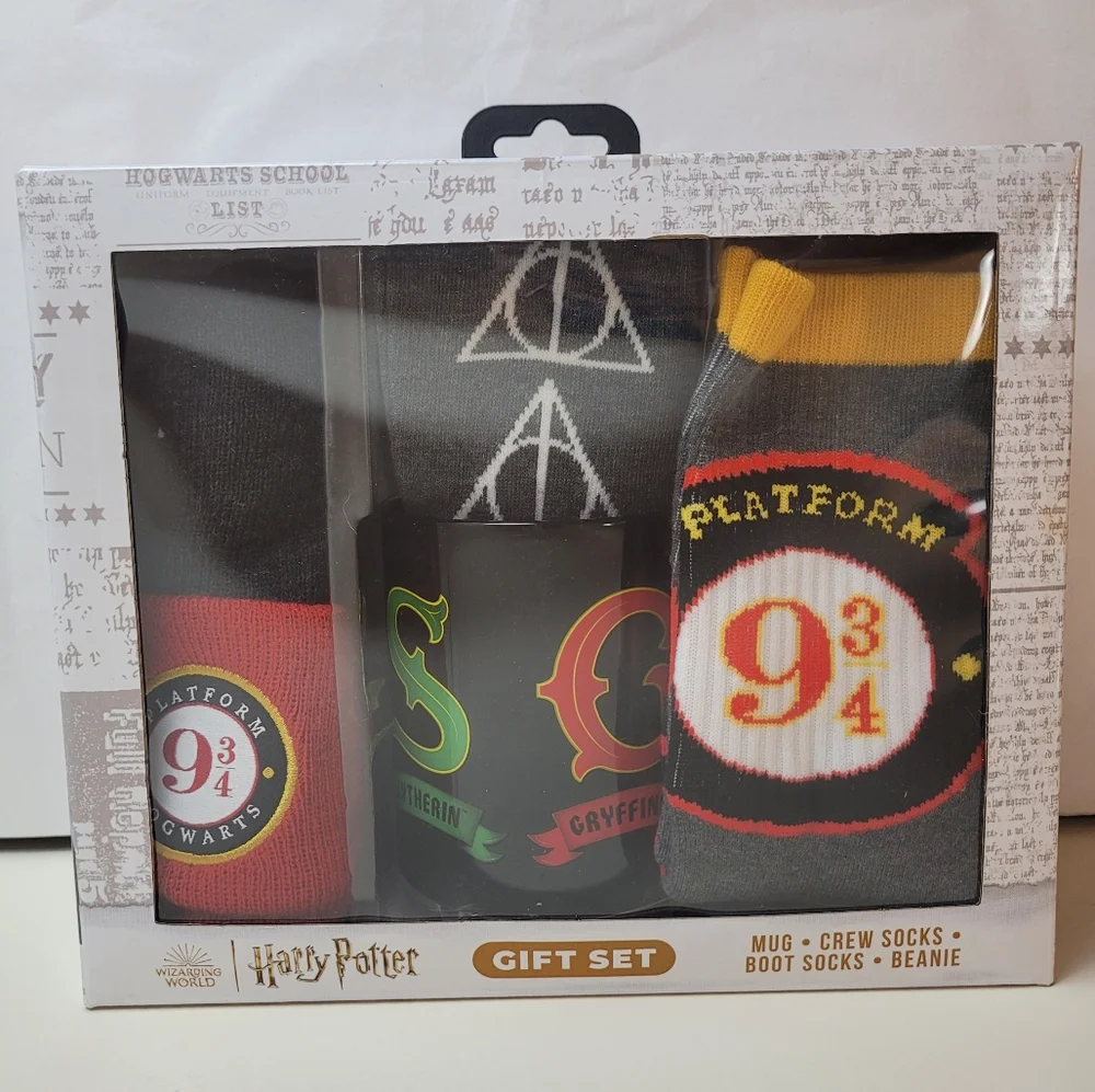 Hogwarts Harry‎ Potter Boxed Gift Set: Coffee Mug, Socks, Beanie Hat. Wizzard.